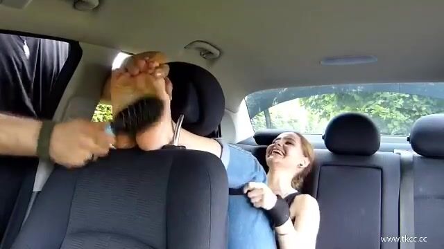 Girls Tickling Barefoot In The Car قلقک شدید